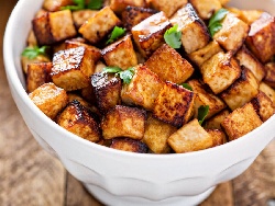 Пържено тофу (веган) панирано в царевично нишесте със соев сос - снимка на рецептата